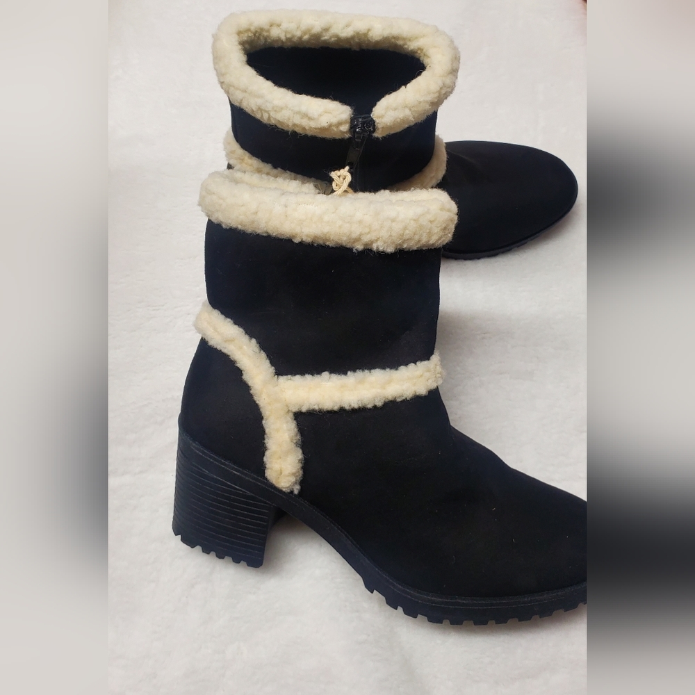 Never worn black heeled boots fur trim